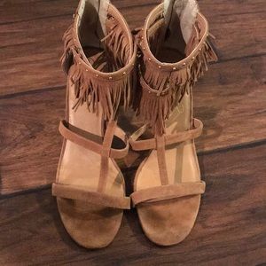 Size 9 tan fringe Report Signature heels